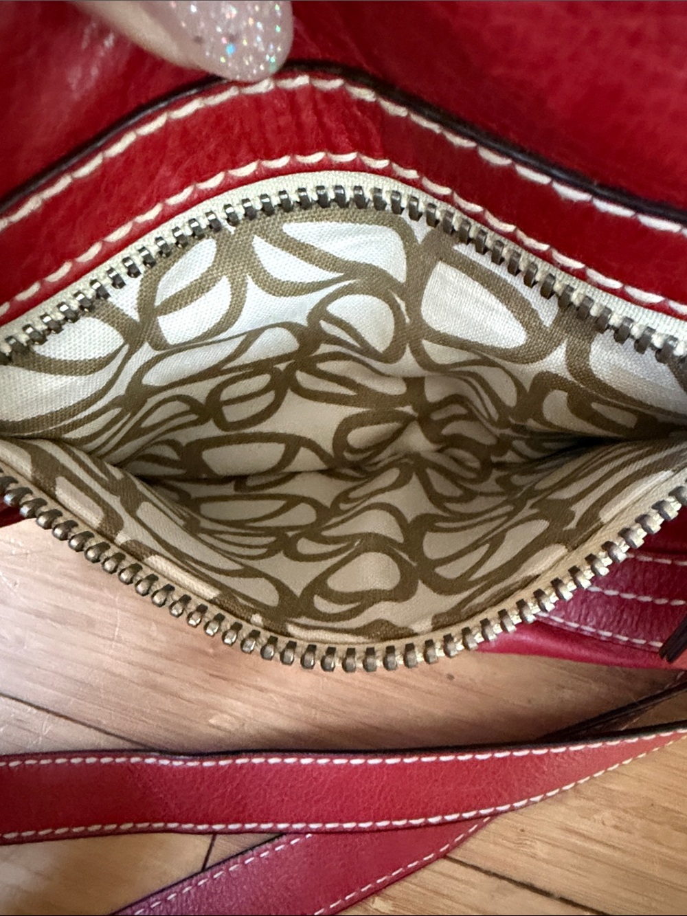 Fossil Red Leather Shoulder Bag with Contrast Stitching - Picture 5 of 11